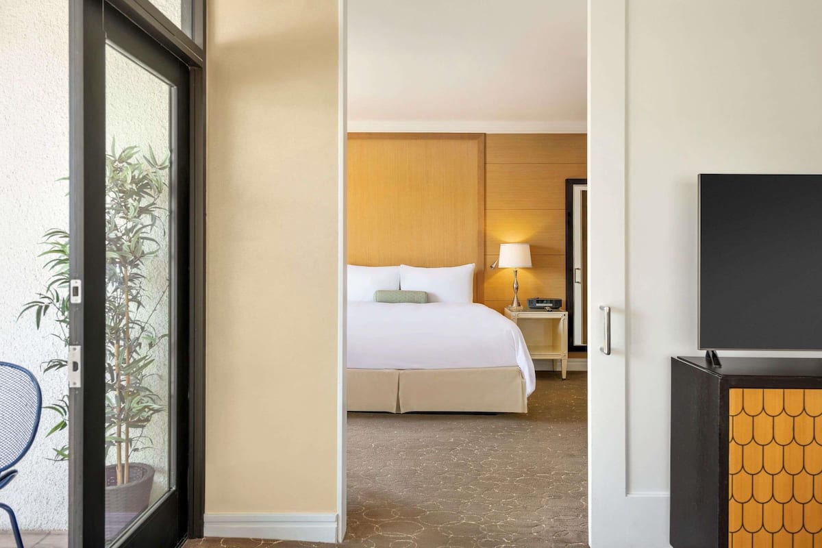 Suite, 1 letto king (Beverly Boulevard View) | Biancheria da letto di alta qualità, copriletto in piuma, minibar