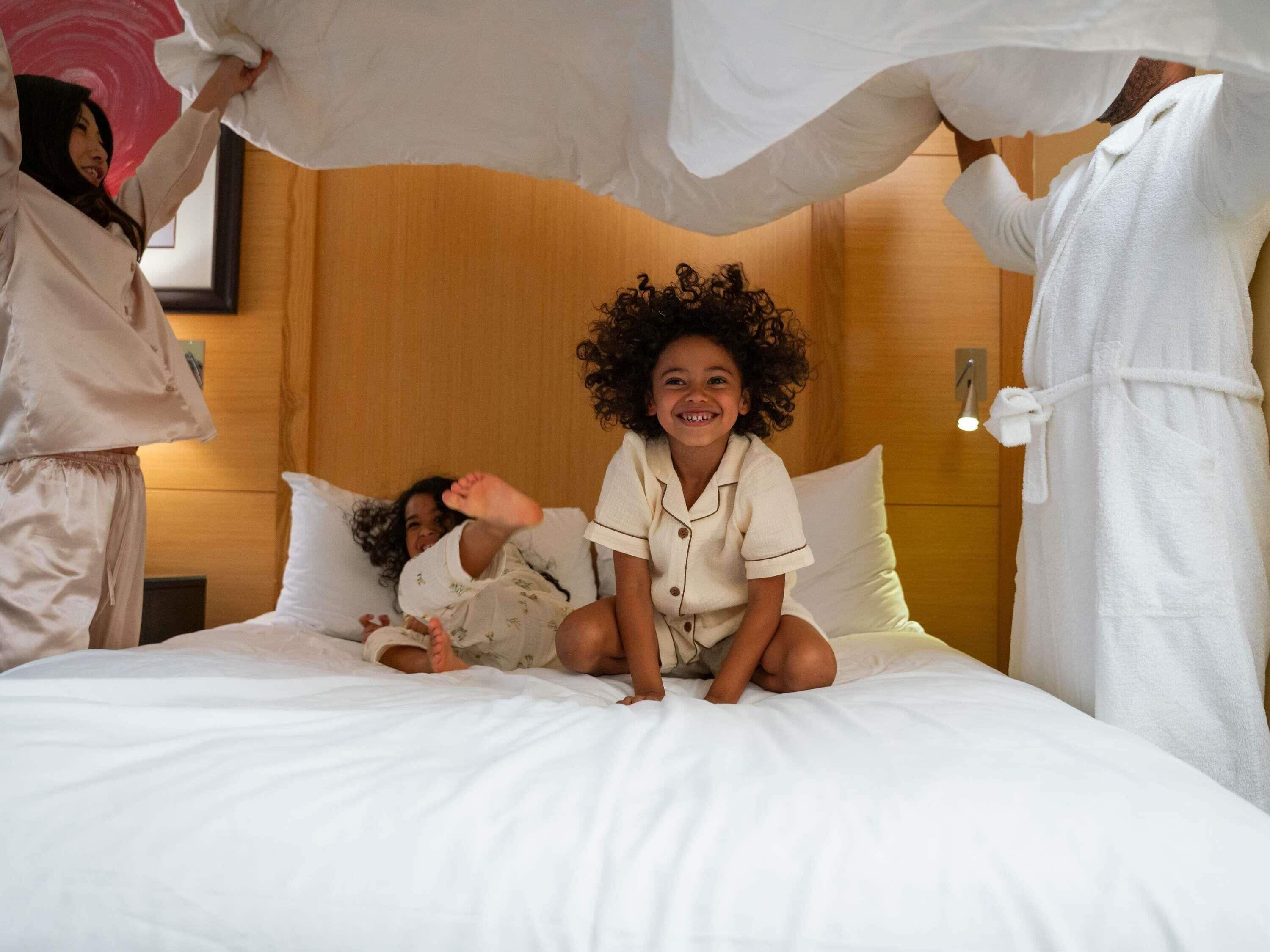 高級客房, 2 張加大雙人床 (Beverly Boulevard View) | 高級寢具、羽絨被、迷你吧、房內夾萬