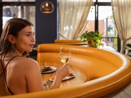 Serveert ontbijt, lunch, diner, Franse gerechten 