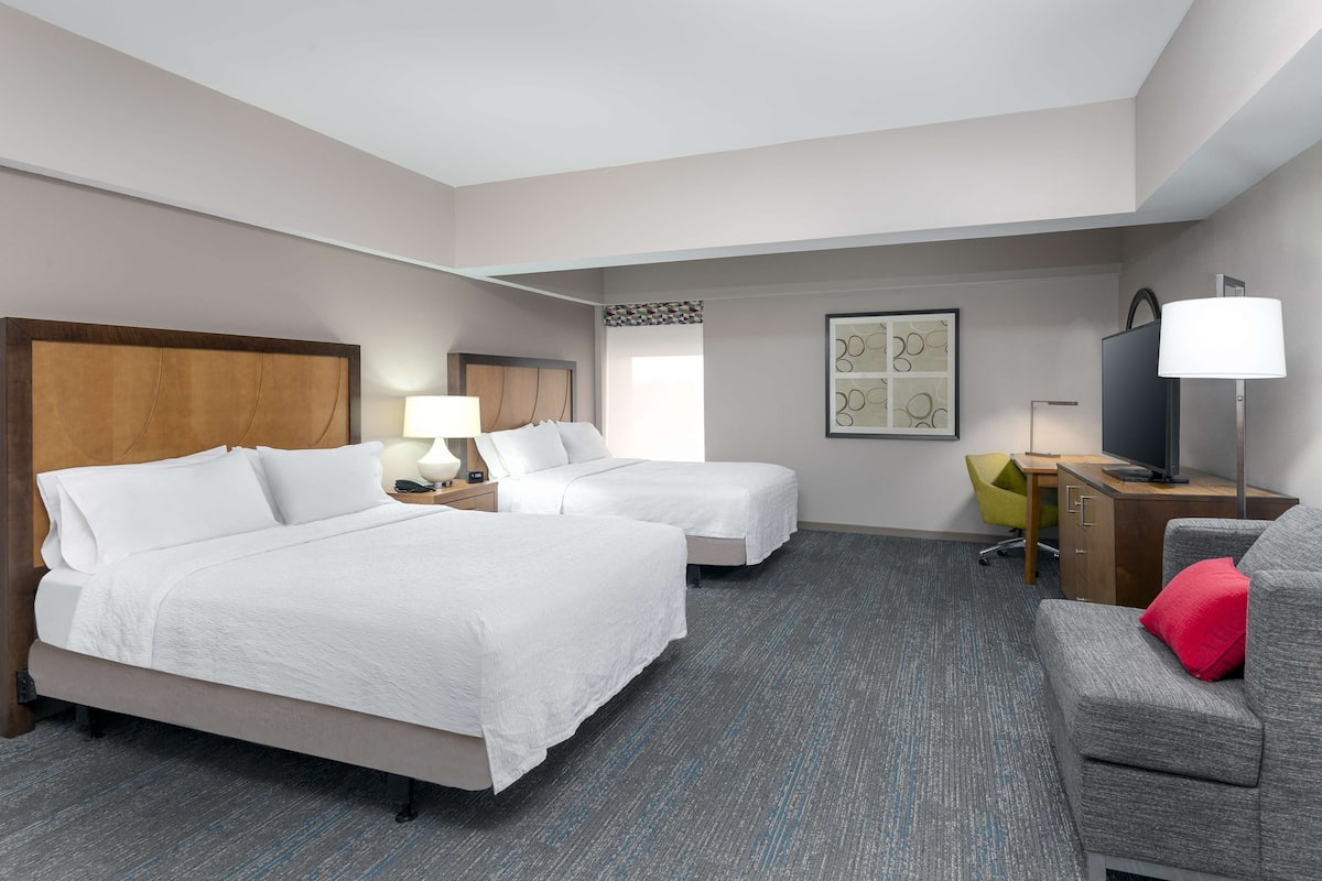 Premium bedding, in-room safe, desk, laptop workspace