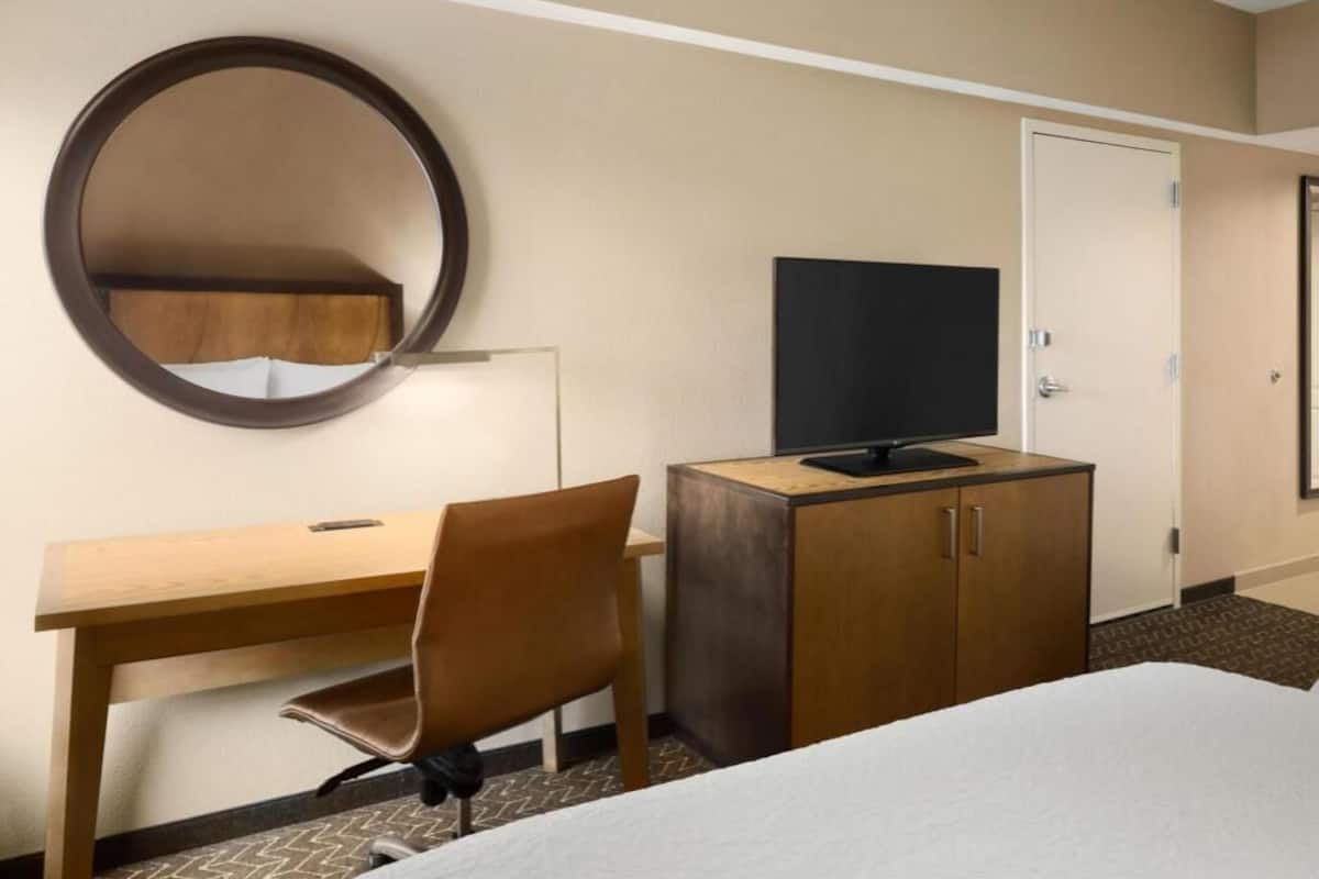 Roupas de cama premium, cofres nos quartos, escrivaninha