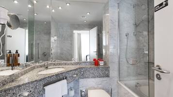 Combined shower/tub, deep soaking tub, free toiletries, hair dryer