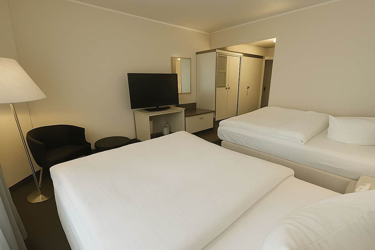 Standard-Zweibettzimmer | Minibar (mit einigen kostenlosen Artikeln), Zimmersafe, Schreibtisch
