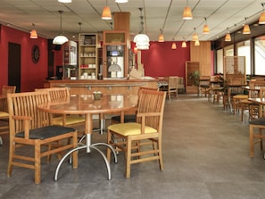 Tägliches Frühstücksbuffet (13.90 EUR pro Person)