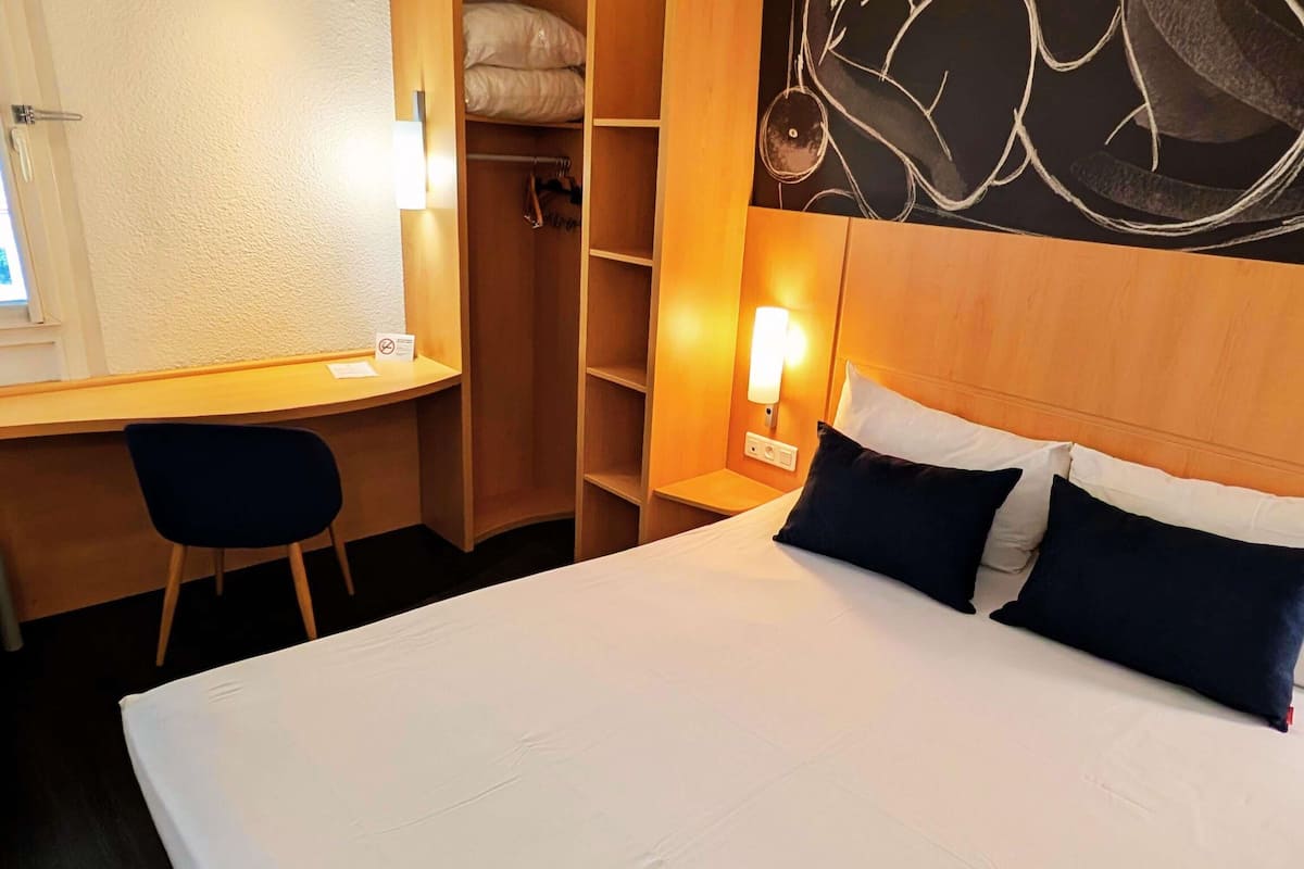 Quarto standard, 1 cama de casal | Escrivaninha, quartos à prova de som, Wi-Fi de cortesia, roupa de cama