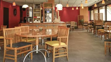 Desayuno buffet diario (EUR 13.90 por persona)