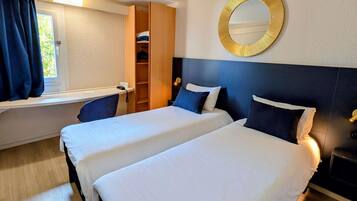 Escrivaninha, quartos à prova de som, Wi-Fi de cortesia, roupa de cama