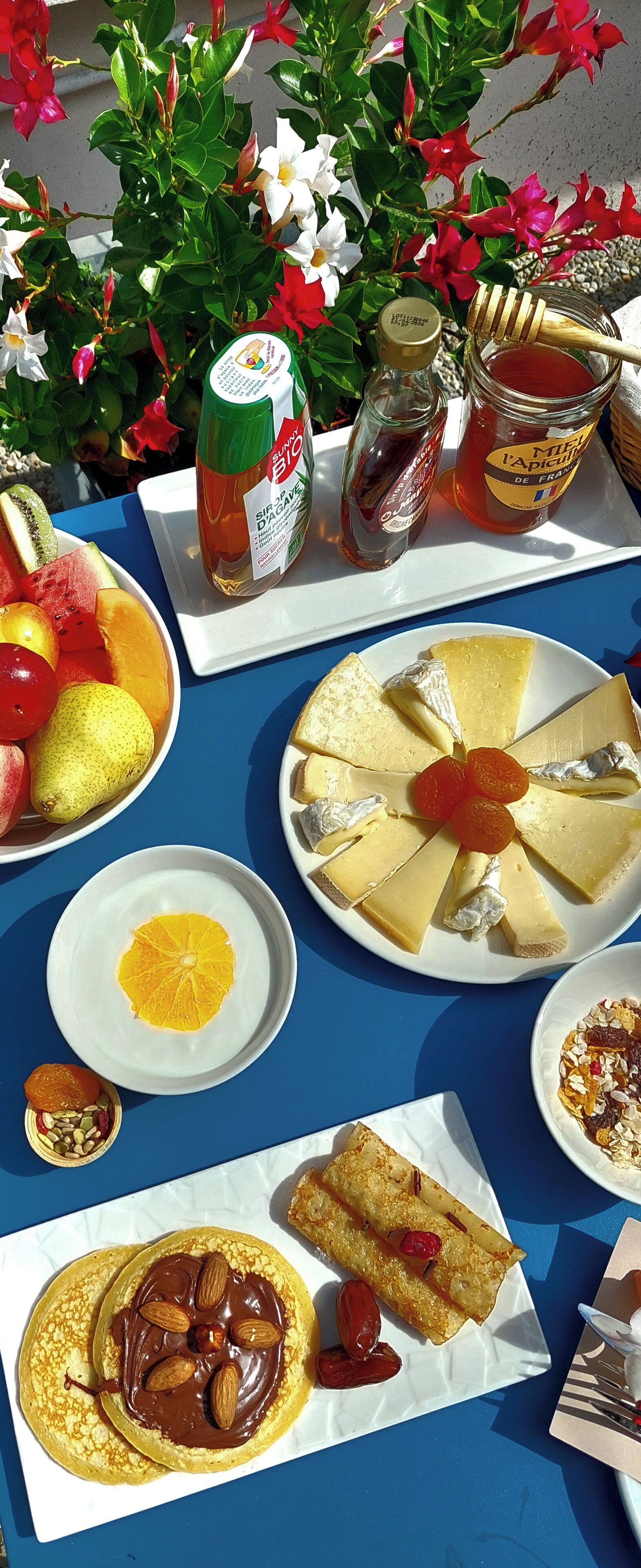 بوفيه فطور يوميًا بتكلفة قدرها (13.90 EUR للشخص)