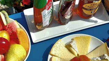 Café da manhã com buffet diário (EUR 13.90 por pessoa)