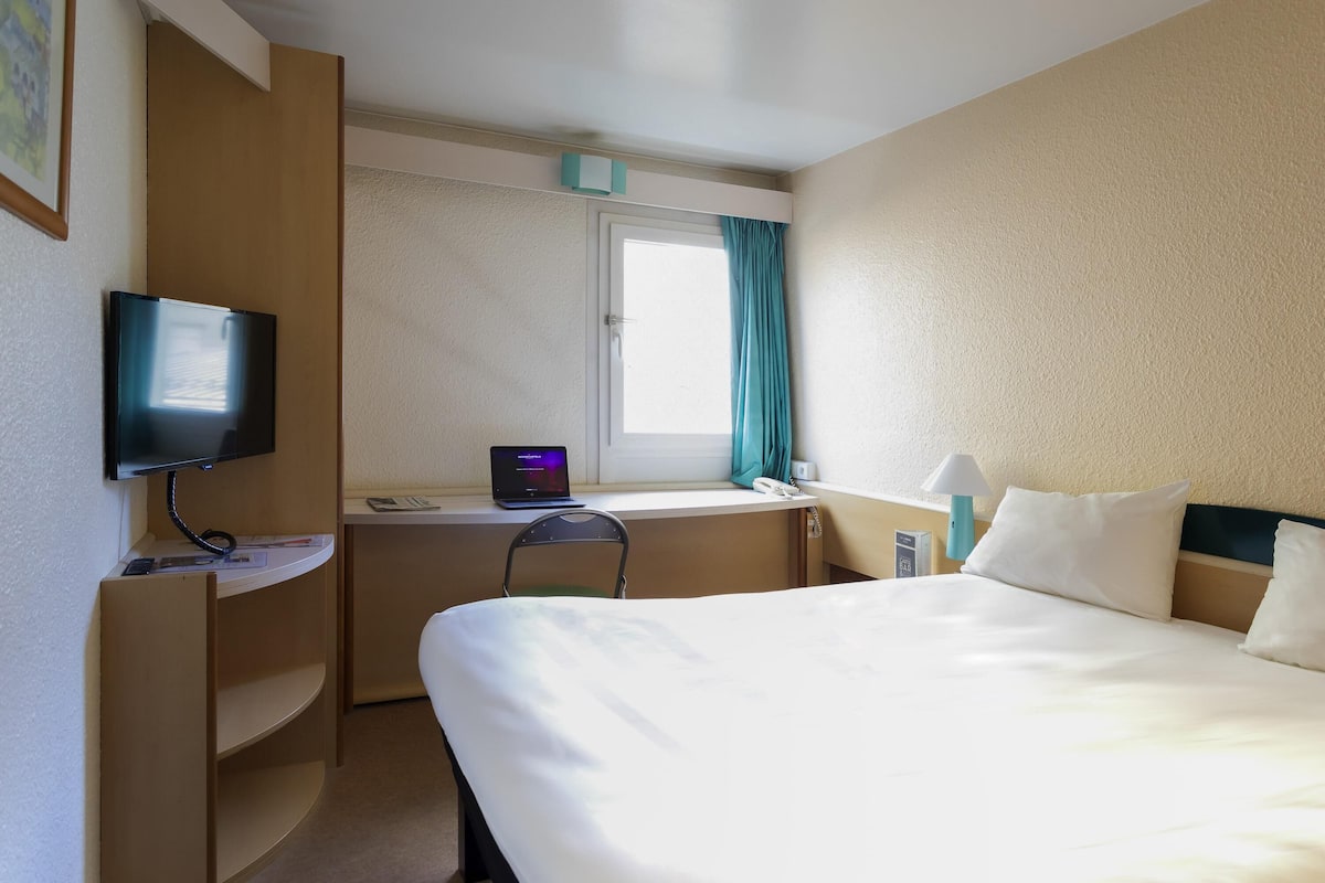 Desk, soundproofing, free WiFi, bed sheets