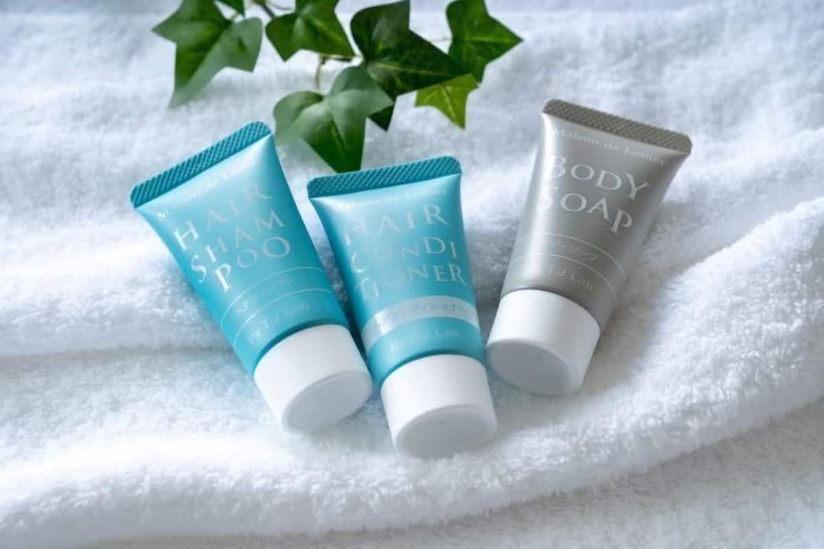 Articles de toilette gratuits, sèche-cheveux, chaussons