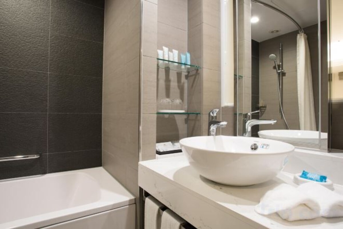Bathroom | Free toiletries, hair dryer, slippers, towels