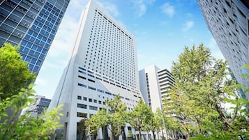 Surrounded by lush greenery, this high-rise building offers a unique urban retreat.