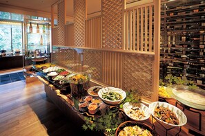 Daily buffet breakfast (JPY 4000 per person)