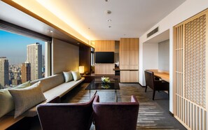 Safe på rommet, blendingsgardiner og strykejern/-brett