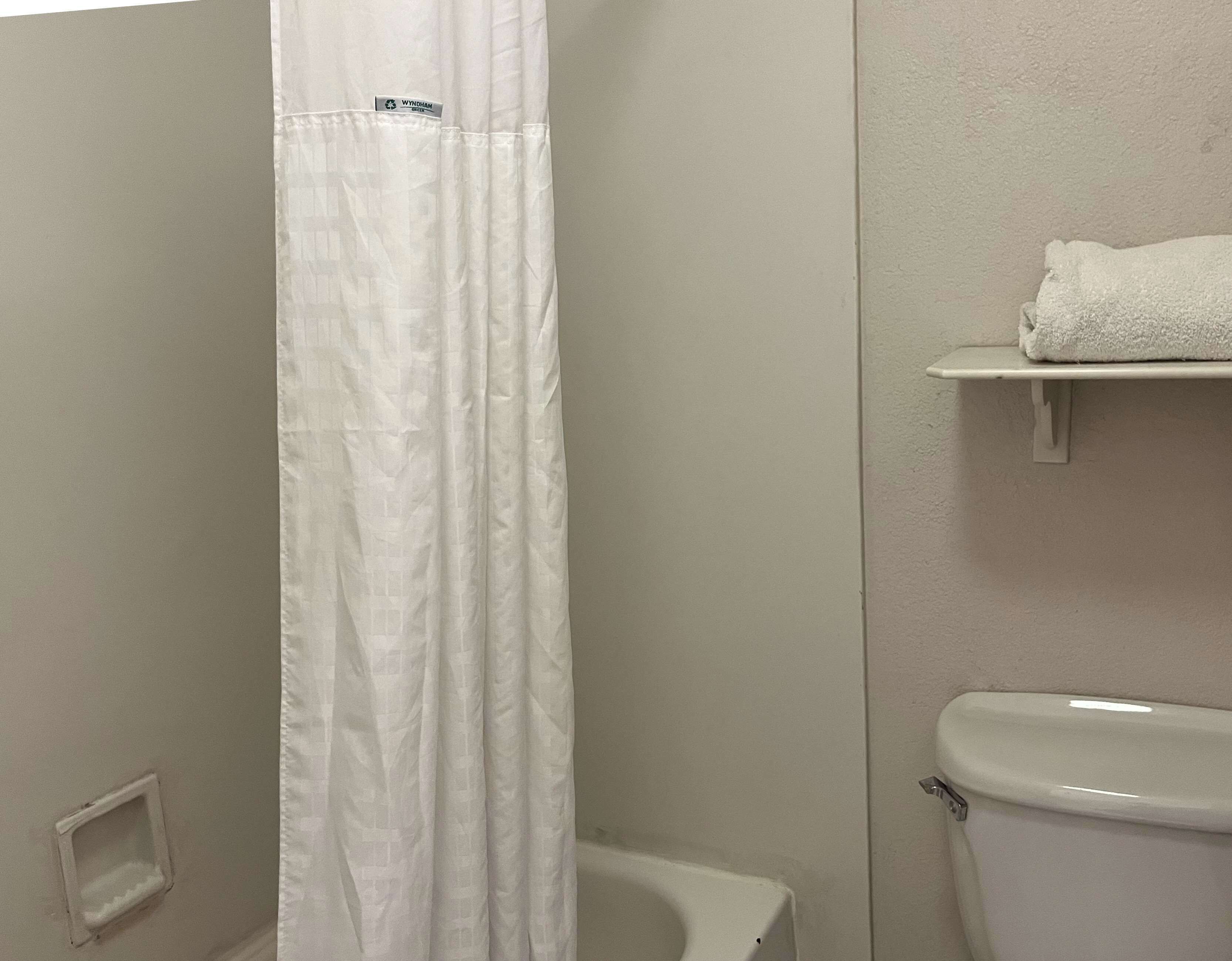 Combined shower/tub, free toiletries, hair dryer, towels