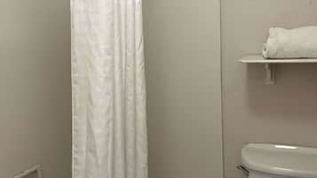 Combined shower/tub, free toiletries, hair dryer, towels