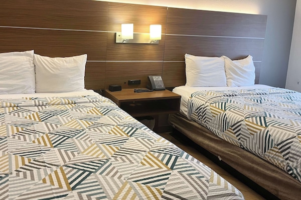 Premium bedding, desk, iron/ironing board, WiFi (free)