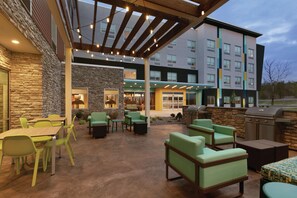 Terrace/patio - Home2 Suites by Hilton Williamsville Buffalo Airport (Buffalo)