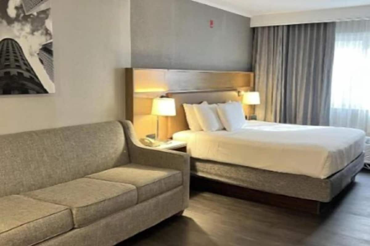 Hypo-allergenic bedding, pillowtop beds, in-room safe, desk