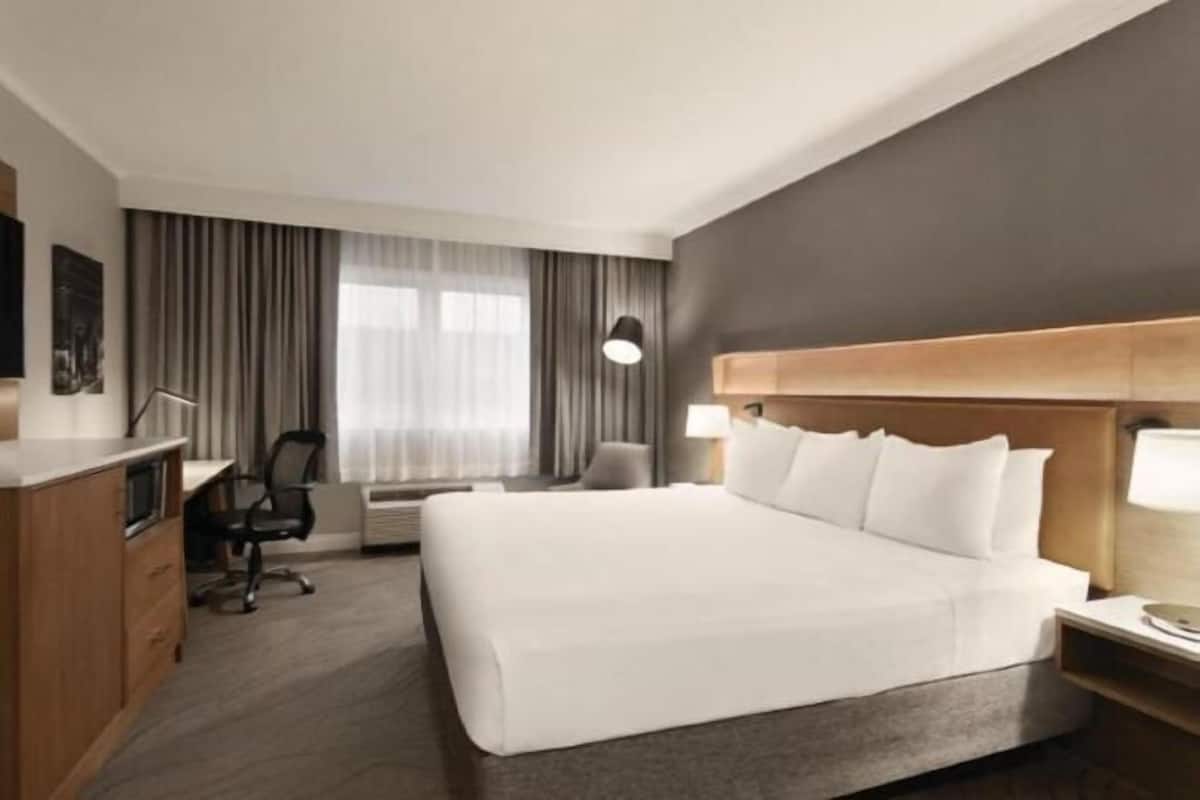 Hypo-allergenic bedding, pillowtop beds, in-room safe, desk