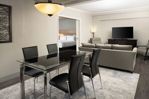 Hypo-allergenic bedding, pillow-top beds, in-room safe, desk - DoubleTree by Hilton Providence Airport Warwick (Warwick)