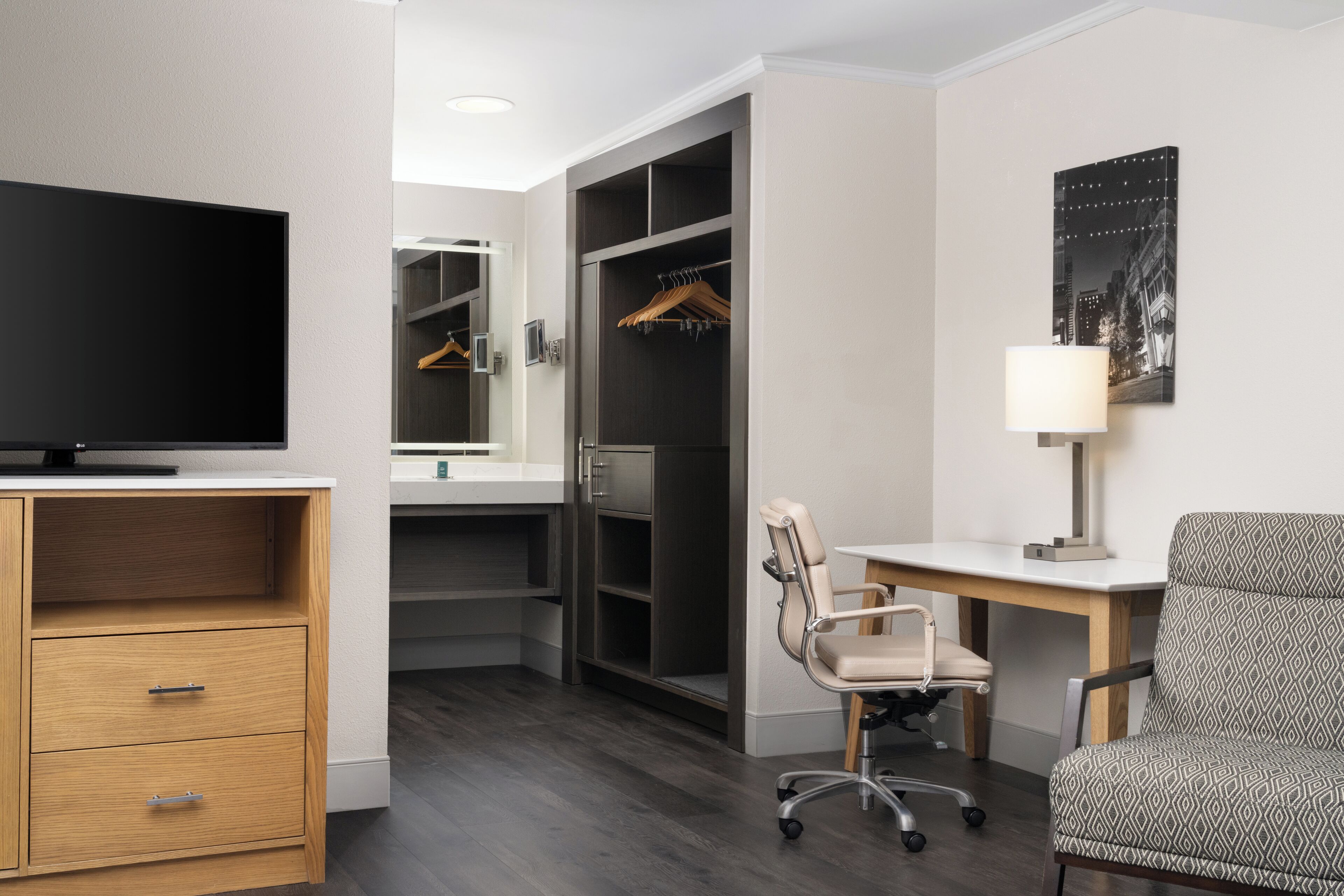 套房, 1 张特大床 | 防过敏的被褥、加厚床垫、客房内保险箱、办公桌