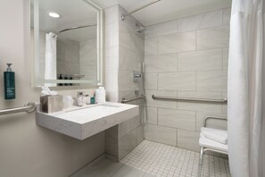 Articles de toilette gratuits, sèche-cheveux, serviettes fournies