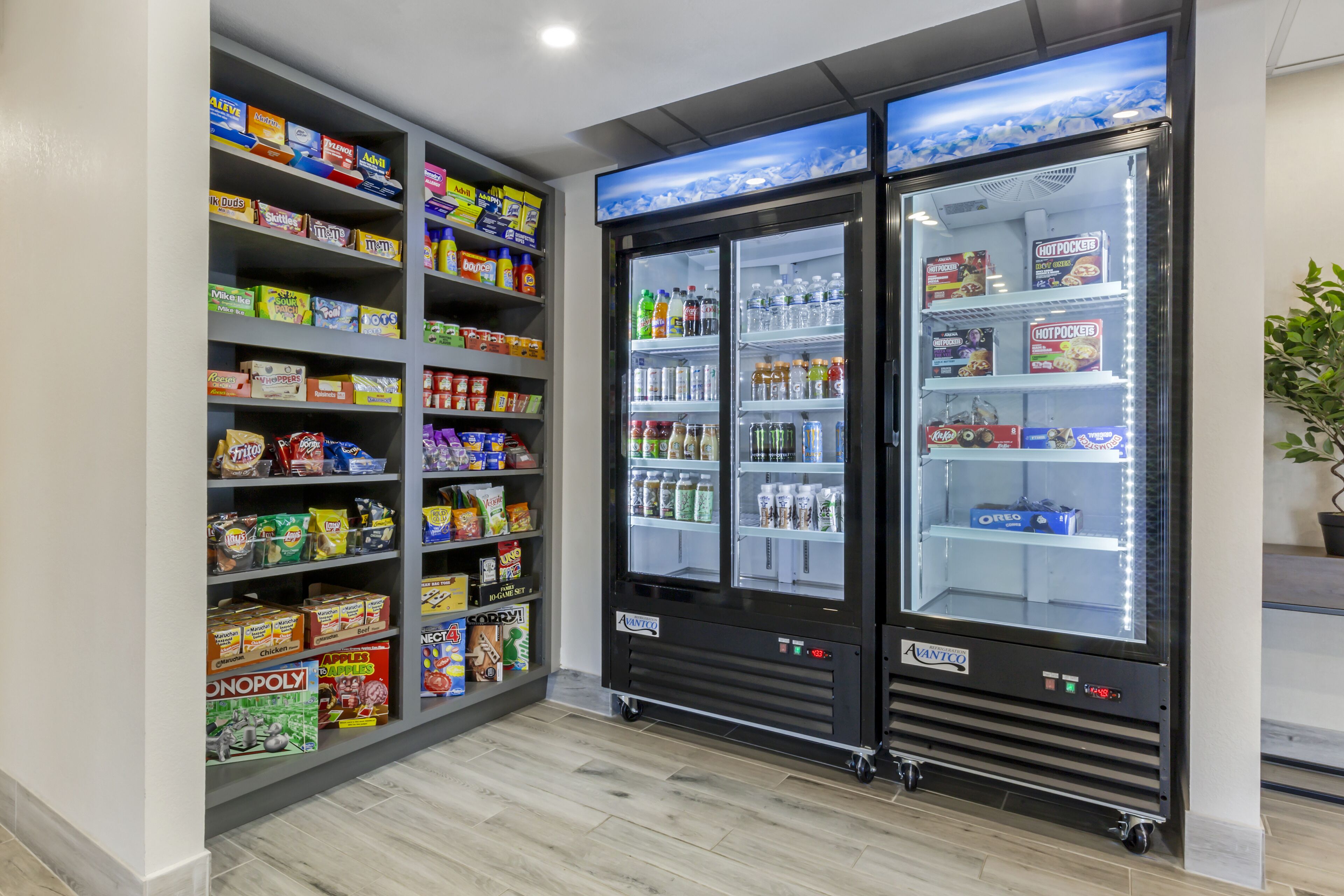 Un distributeur automatique rempli d’en-cas et un présentoir réfrigéré contenant des boissons.