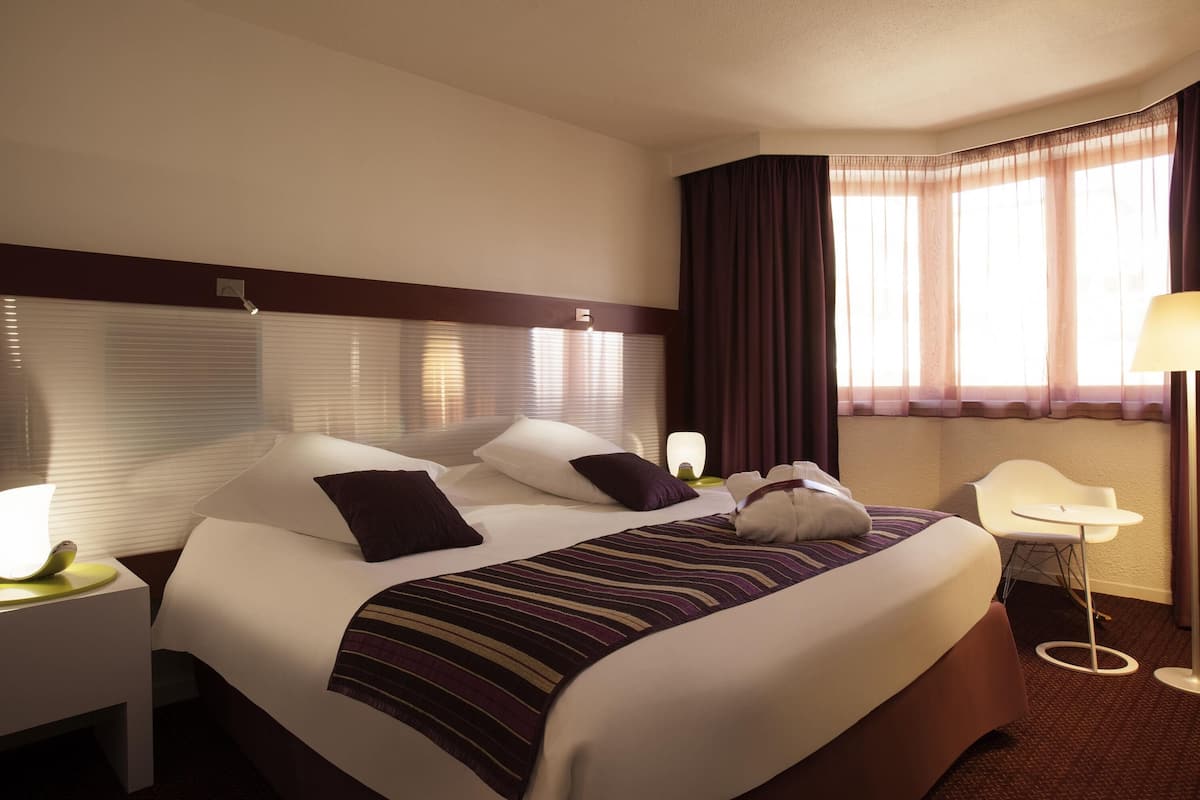Premium bedding, in-room safe, desk, blackout curtains