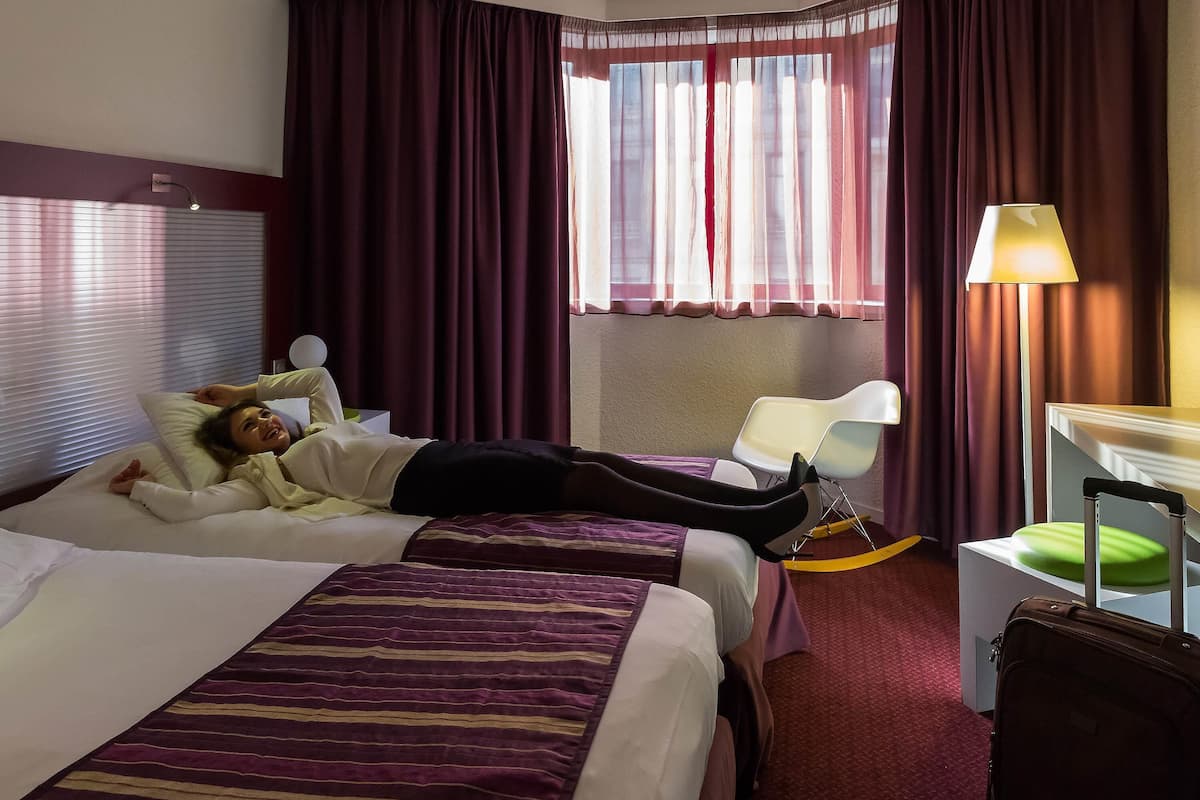 Classic Twin Room, 2 Katil Bujang (Single) | Peralatan tempat tidur premium, peti besi dalam bilik, meja