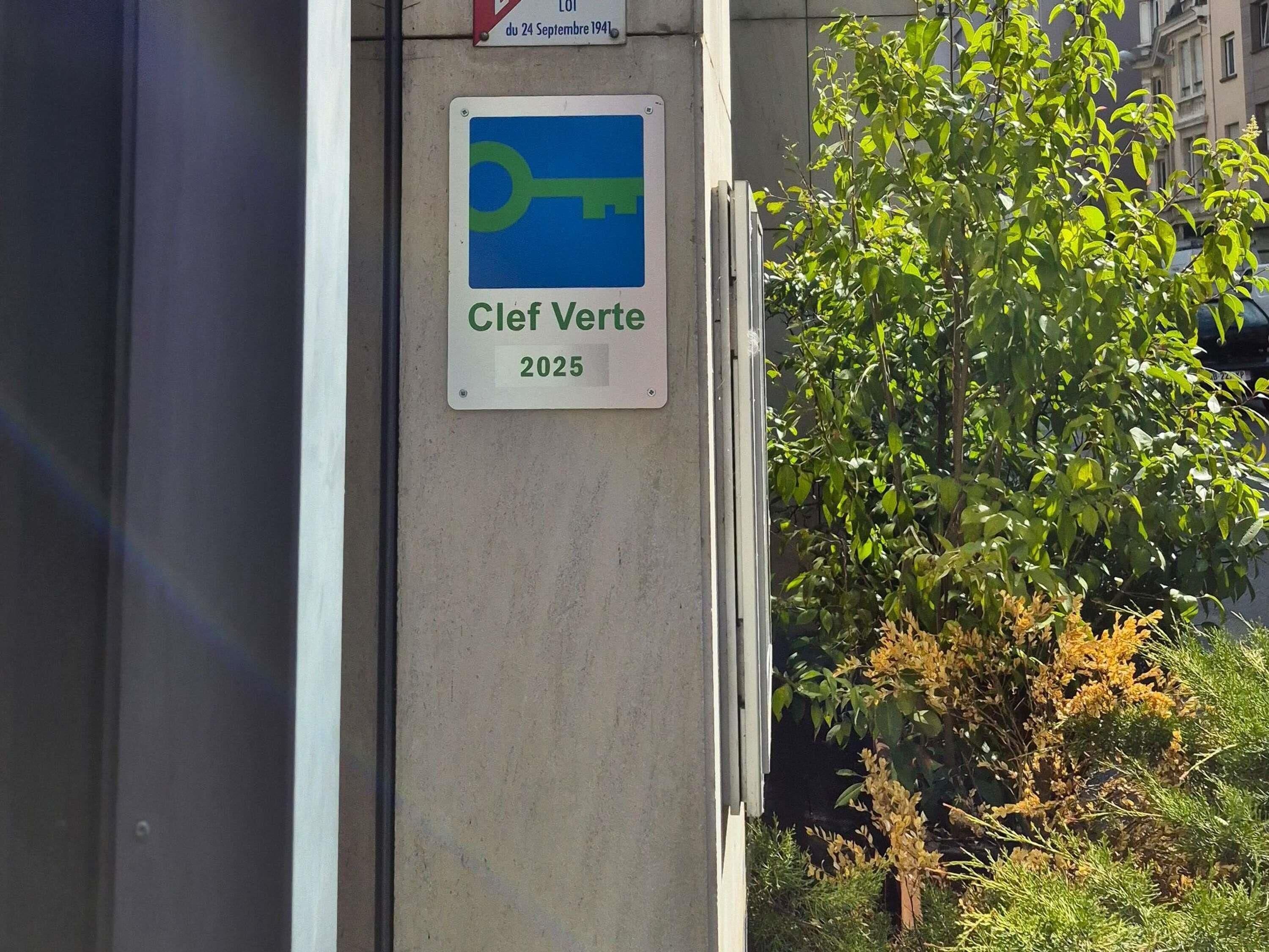 A sign with a key symbol and the text 'Clef Verte 2025' on a building.