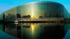 A modern, curved glass building with a reflection in the water. - Hôtel Mercure Strasbourg Centre (Strasbourg)