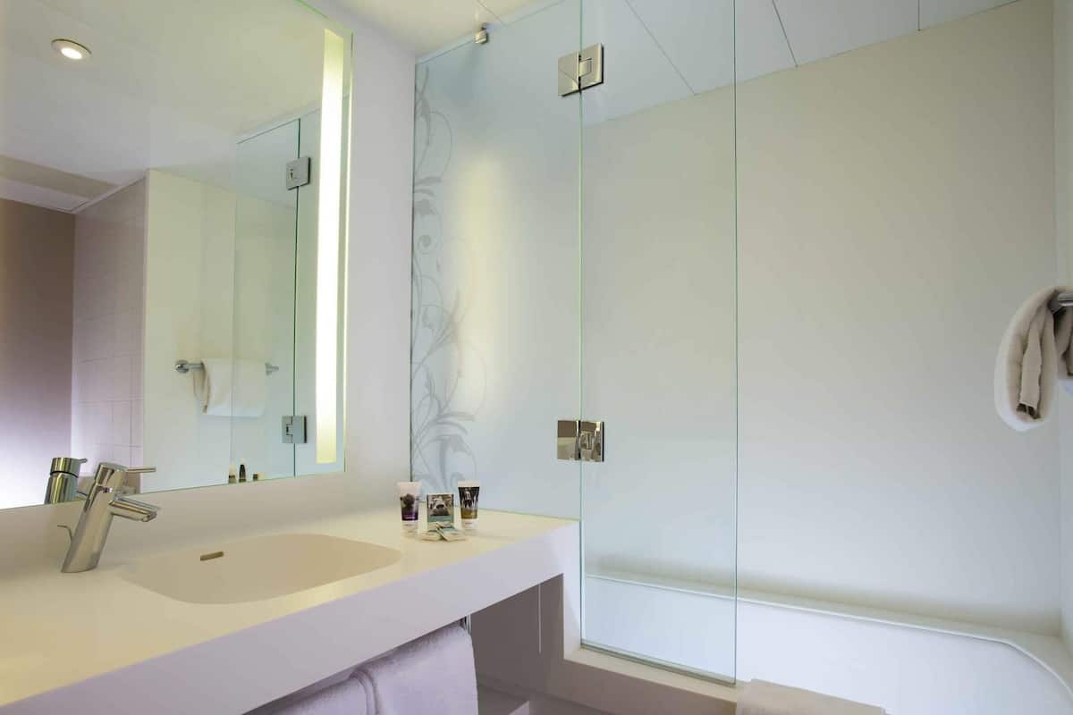 Classic Twin Room, 2 Twin Beds | Premium bedding, in-room safe, desk, blackout drapes