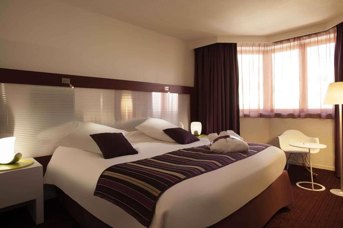 Privilege, Room, 1 Double Bed | Premium bedding, in-room safe, desk, blackout drapes