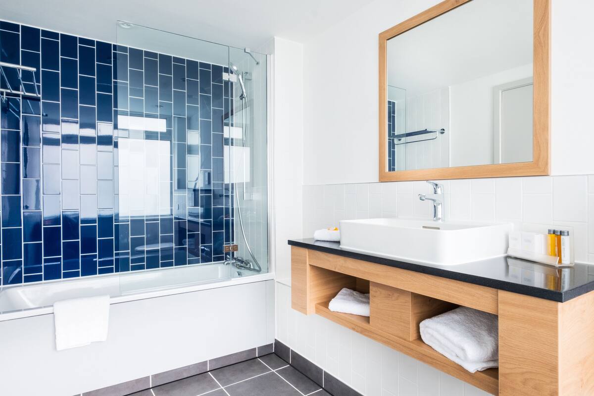 combined shower/bathtub, eco-friendly toiletries, hair dryer, towels