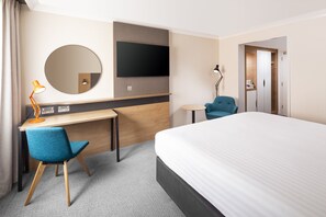 Hypo-allergenic bedding, in-room safe, desk, laptop workspace
