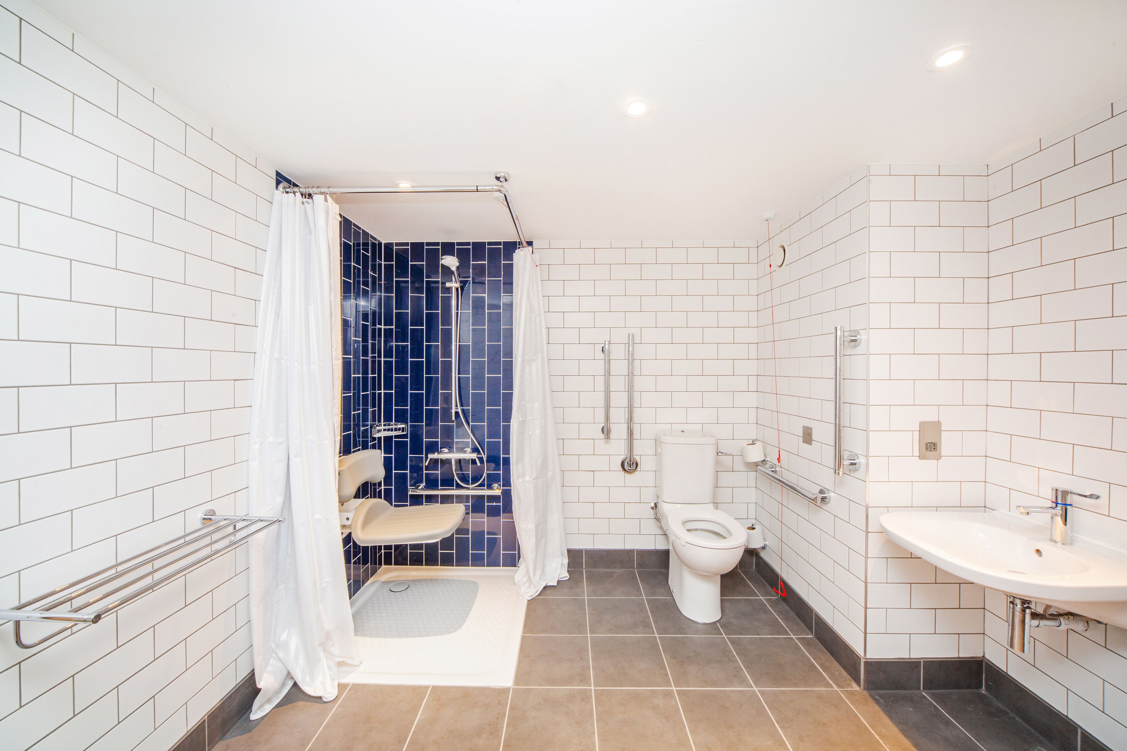 combined shower/bathtub, eco-friendly toiletries, hair dryer, towels