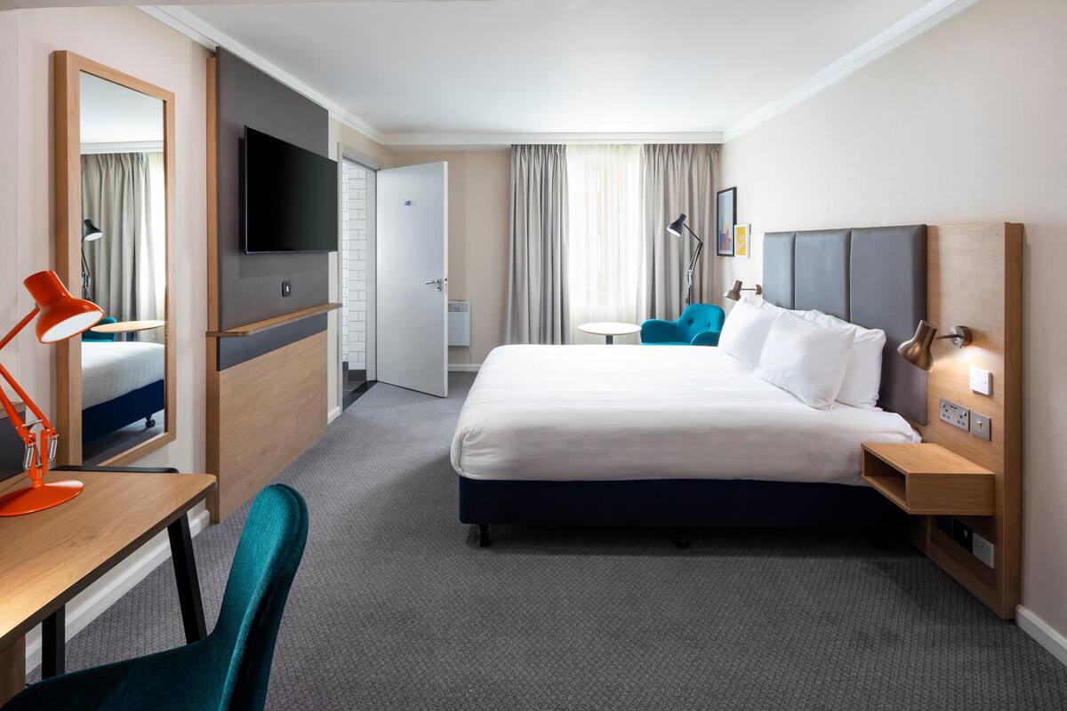 Hypo-allergenic bedding available, in-room safe, desk, laptop workspace