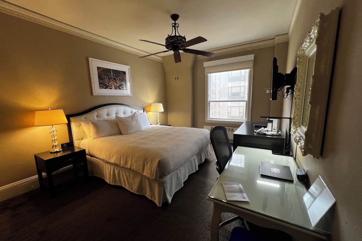 Deluxe Room, 1 King Bed | Premium bedding, pillowtop beds, in-room safe, desk