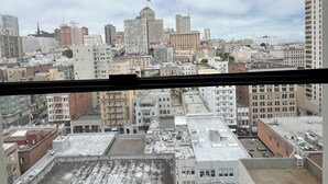 Un paisaje urbano con diversos edificios, incluyendo un hotel con una señal visible.