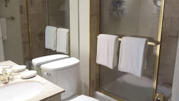 Douche, articles de toilette gratuits, sĂšche-cheveux, chaussons