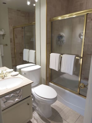 Shower, free toiletries, hair dryer, slippers - Kensington Park Hotel (San Francisco)