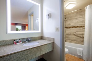 Combined shower/bathtub, free toiletries, hair dryer, towels