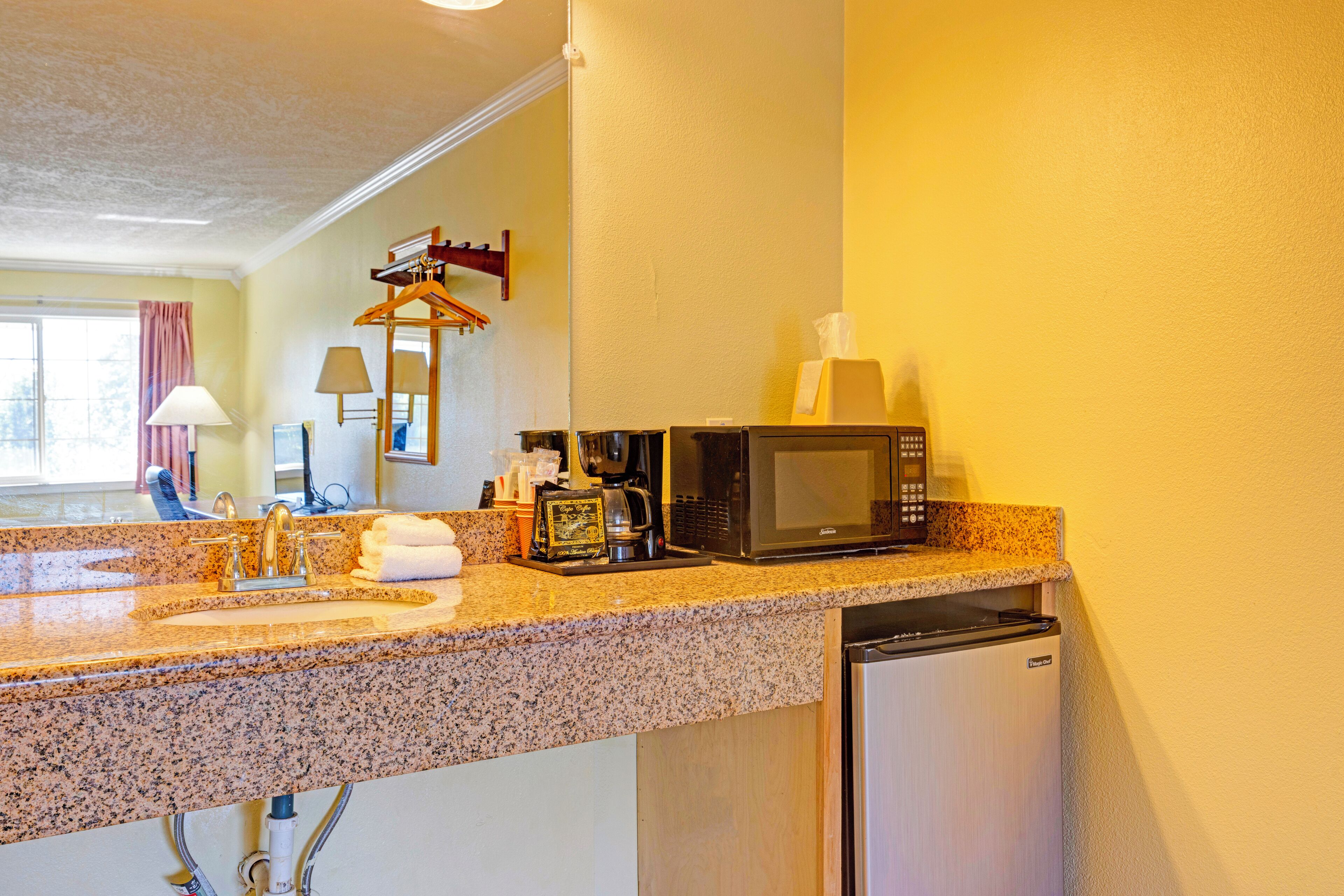 Room, 1 King Bed, Non Smoking | Desk, iron/ironing board, free WiFi, bed sheets