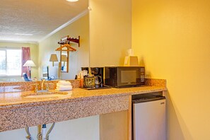 Desk, iron/ironing board, free WiFi, bed sheets - Capital O Stevenson Inn Riverside (Stevenson)