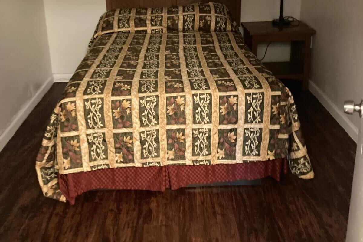 Escritorio, tabla de planchar con plancha, wifi gratis y ropa de cama