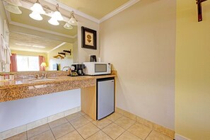 Desk, iron/ironing board, free WiFi, bed sheets - Capital O Stevenson Inn Riverside (Stevenson)