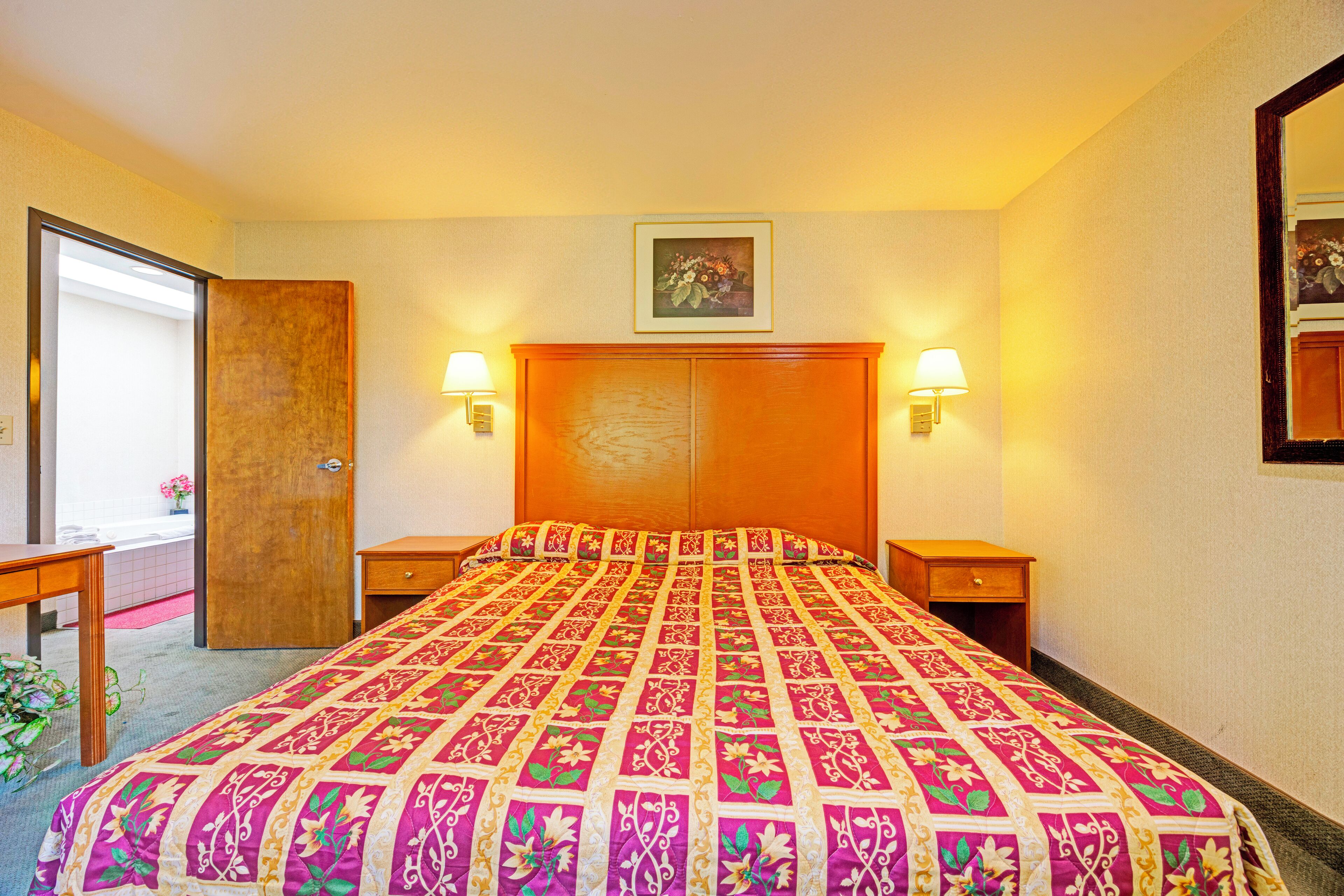 Quarto, 1 cama King, para não fumantes, banheira de hidromassagem | Escrivaninha, ferros/tábuas de passar roupa, Wi-Fi de cortesia