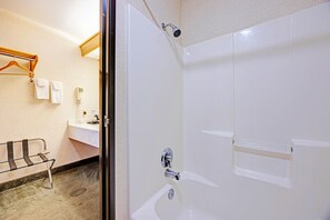 Free toiletries, hair dryer, towels - Capital O Stevenson Inn Riverside (Stevenson)